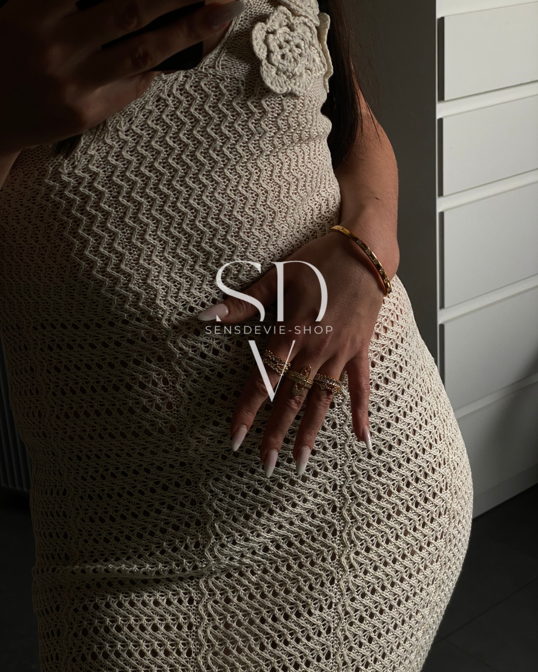 Sensdevie-Isla Makramee Maxikleid – Häkelkleid mit Blumendetails in Creme
