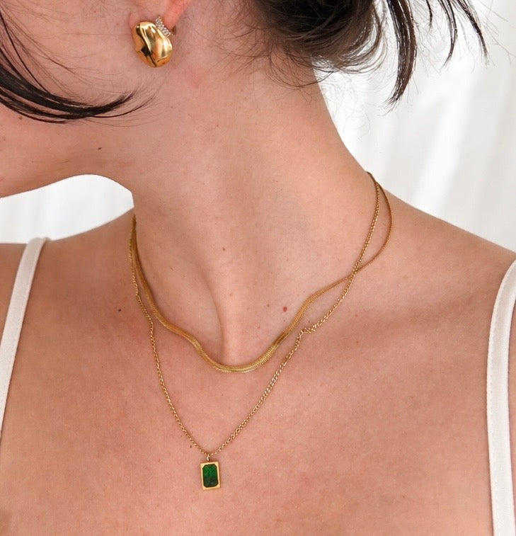 Elegante goldene Ohrringe in Tropfenform