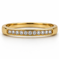 Eleganter Goldring mit Zirkoniasteinen