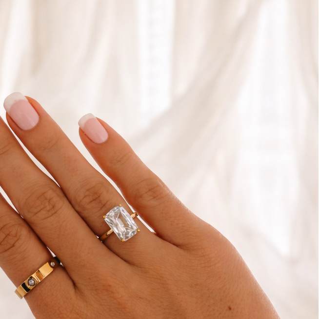 Luxuriöser Goldring mit Zirkoniasteinen