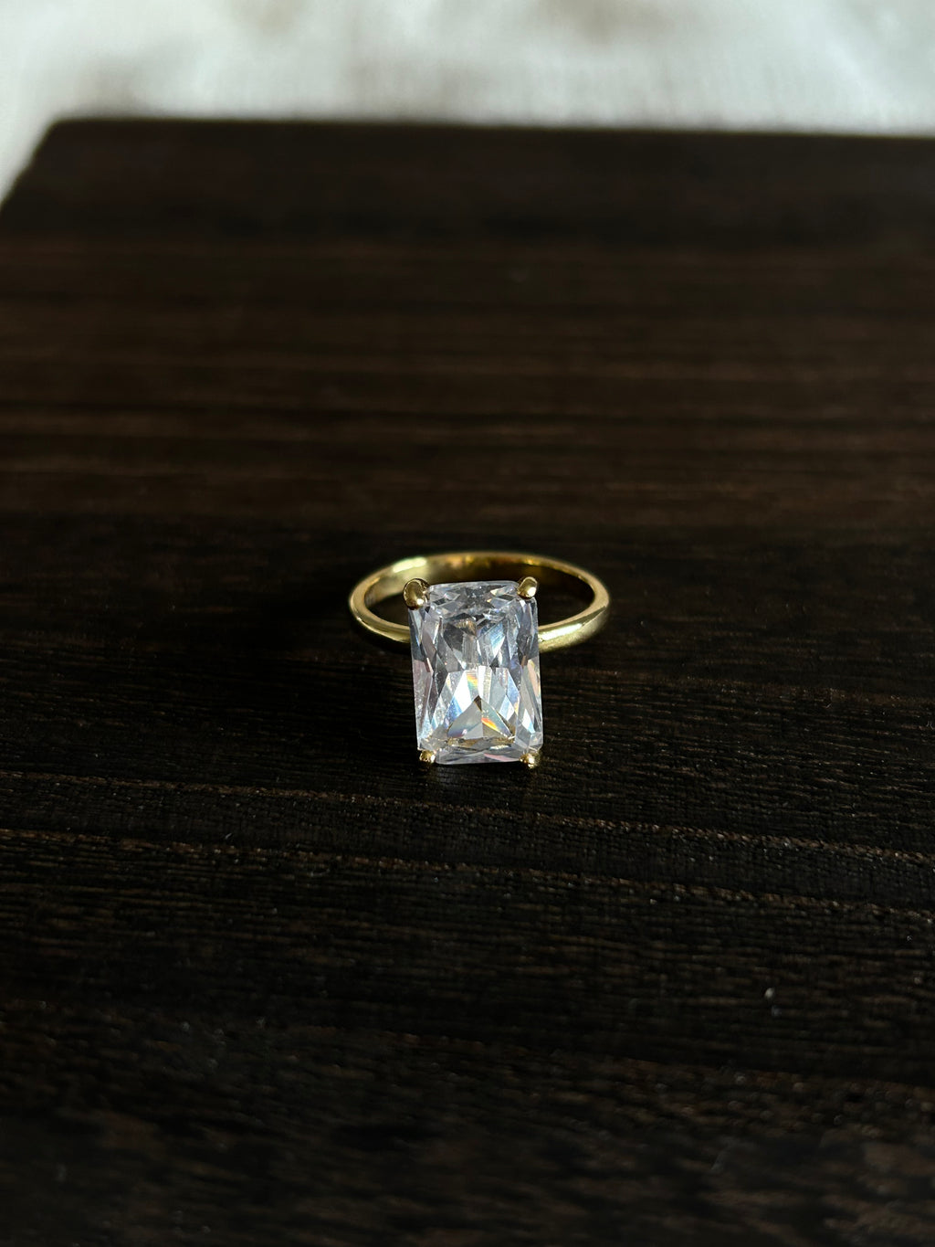 Eleganter Goldring mit 5-Karat Zirkonia