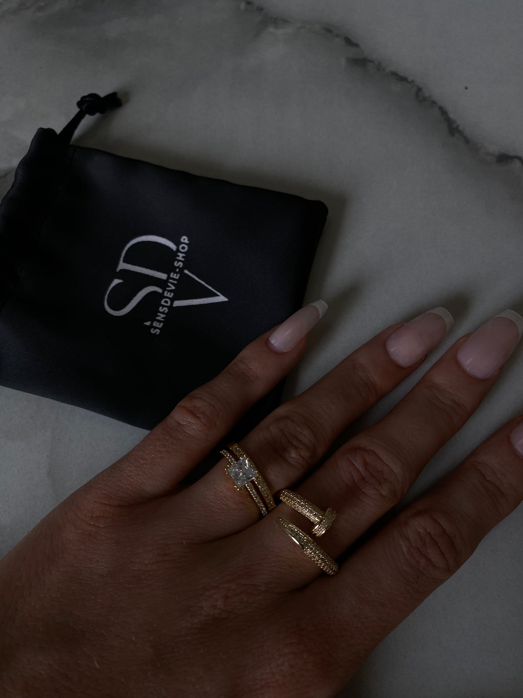 Luxuriöser Goldring in Nageloptik mit Zirkoniasteinen