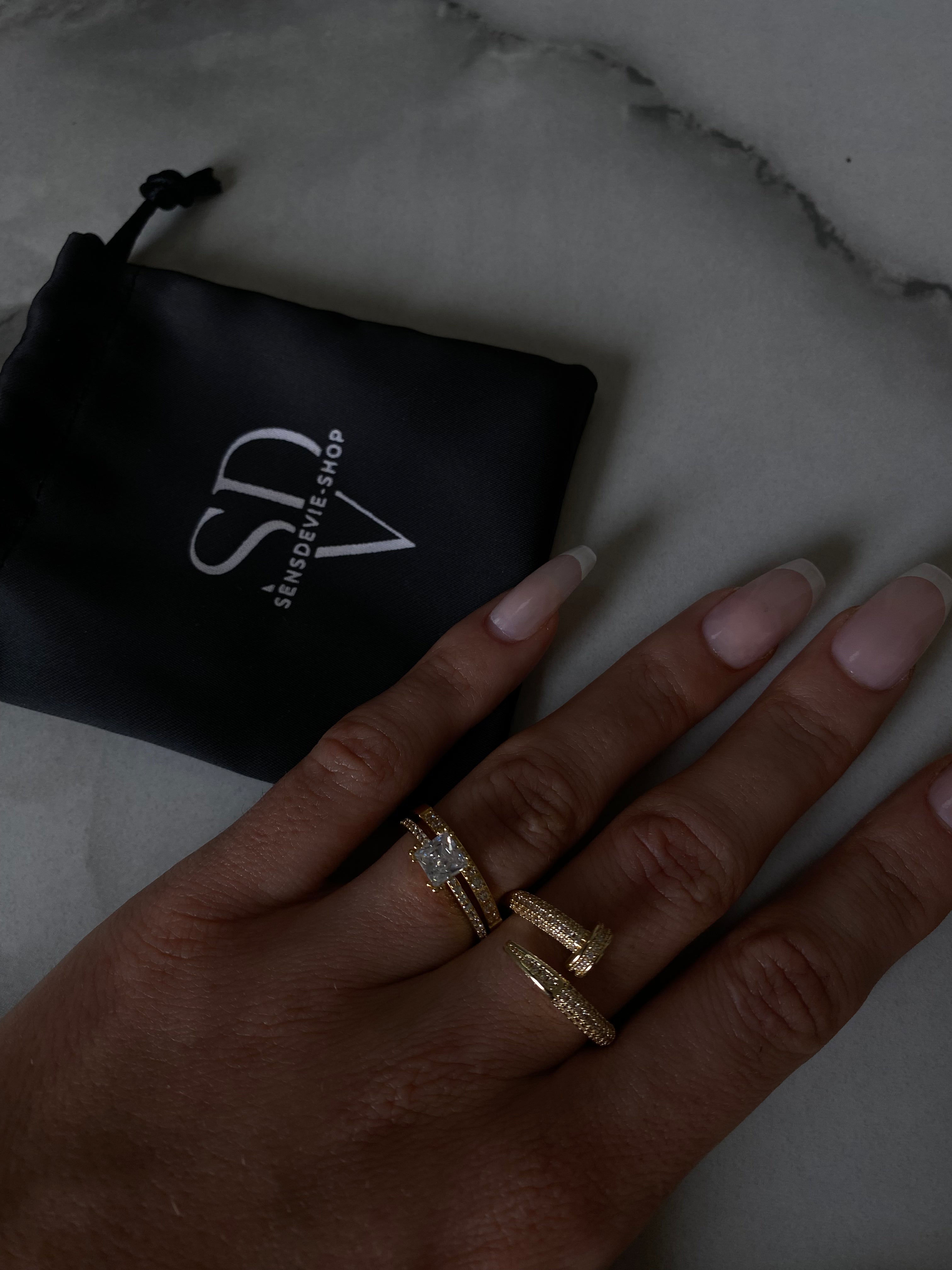 Luxuriöser Goldring in Nageloptik mit Zirkoniasteinen