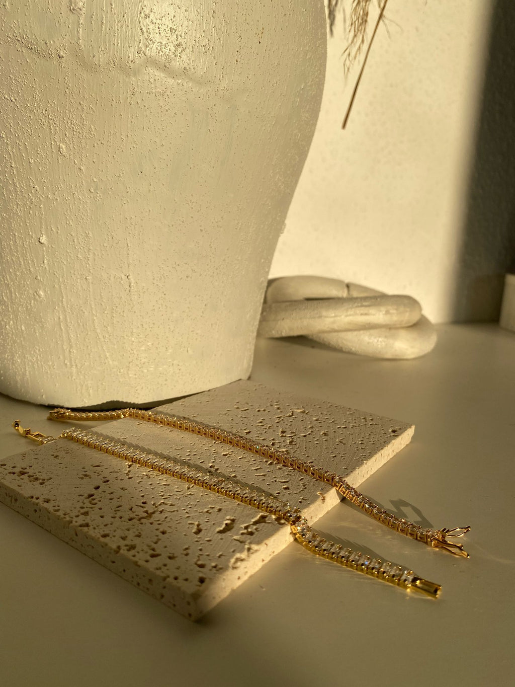 Elegantes Goldarmband mit funkelnden Zirkoniasteinen