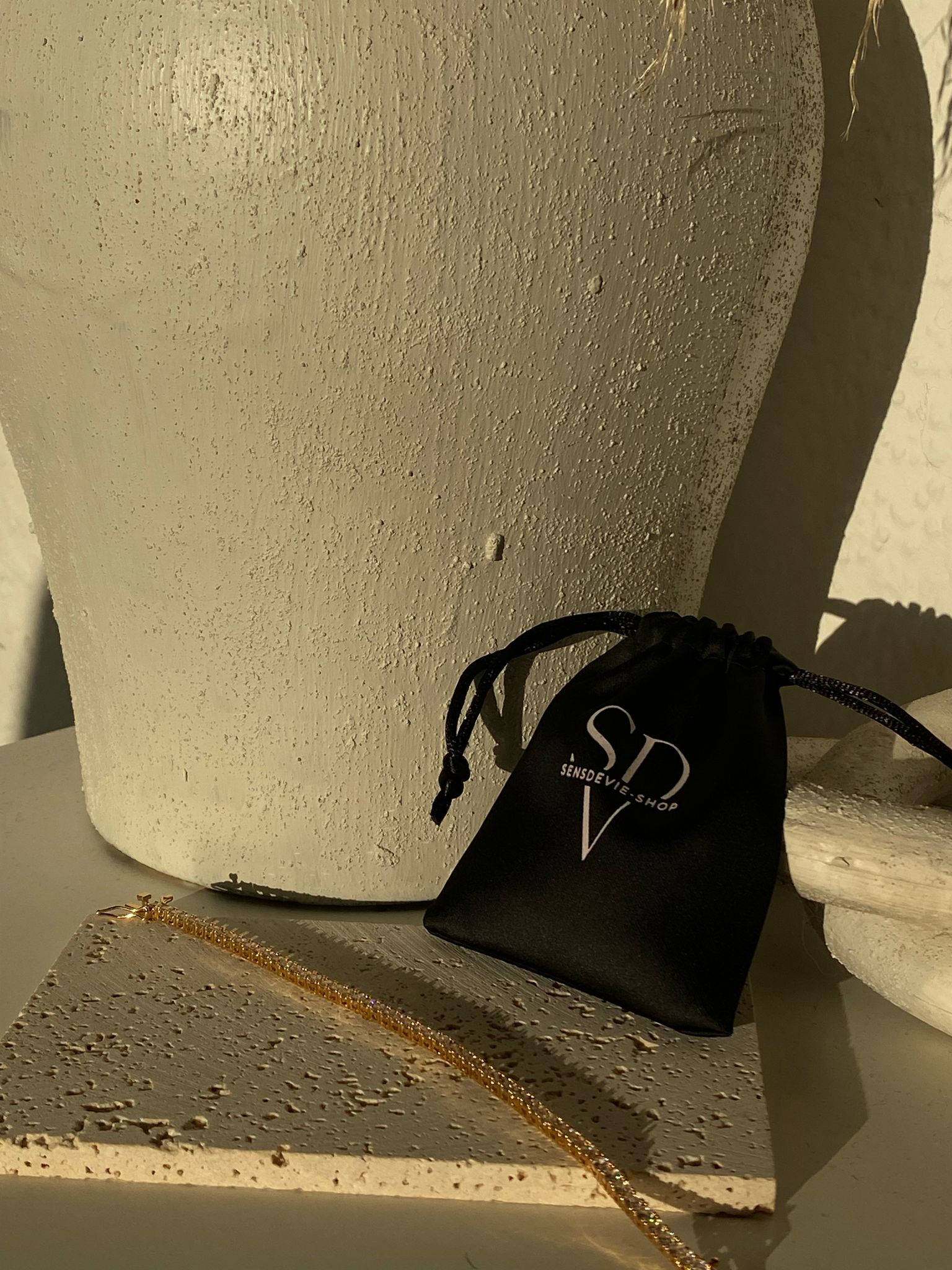 Elegantes Goldarmband mit funkelnden Zirkoniasteinen