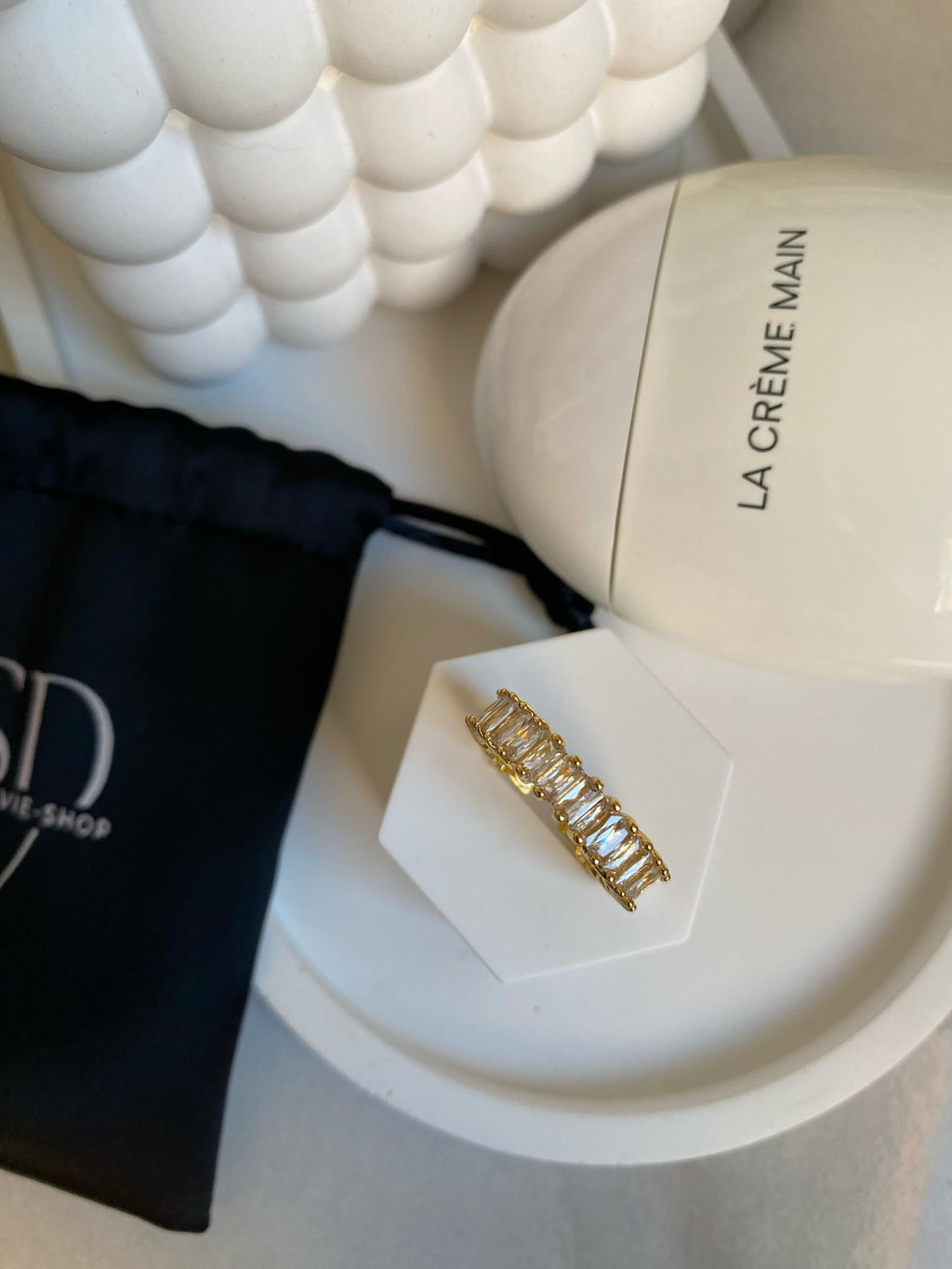 Luxuriöser Goldring mit Zirkonia