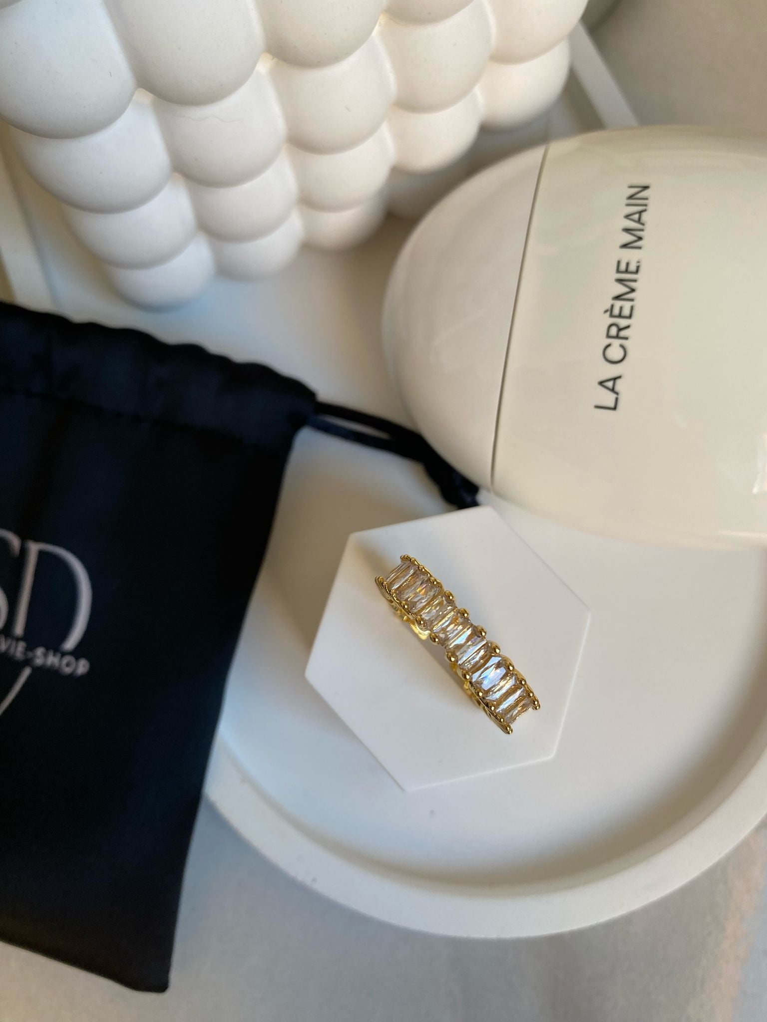 Luxuriöser Goldring mit Zirkonia