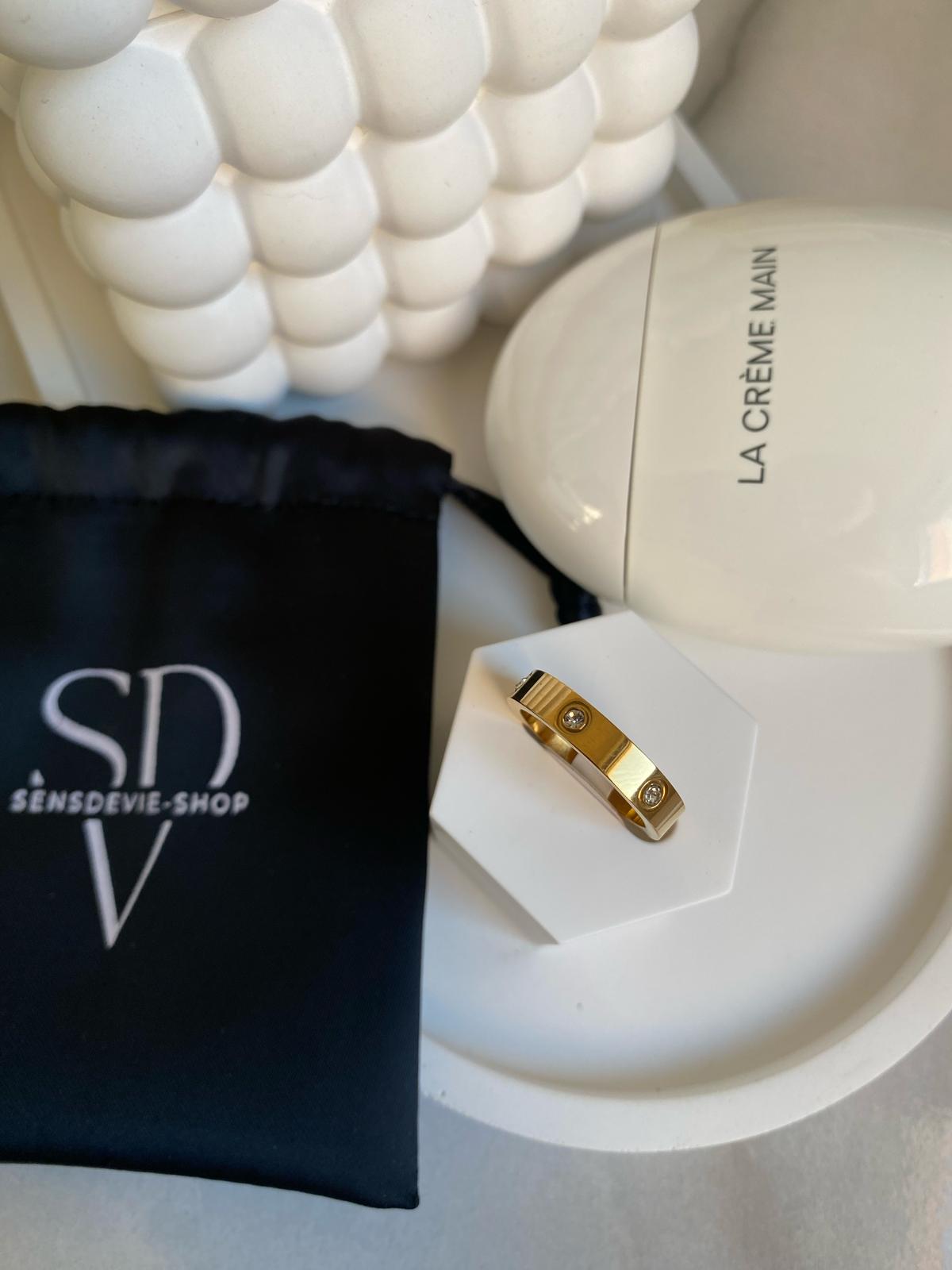 Luxuriöser Goldring mit Zirkoniasteinen