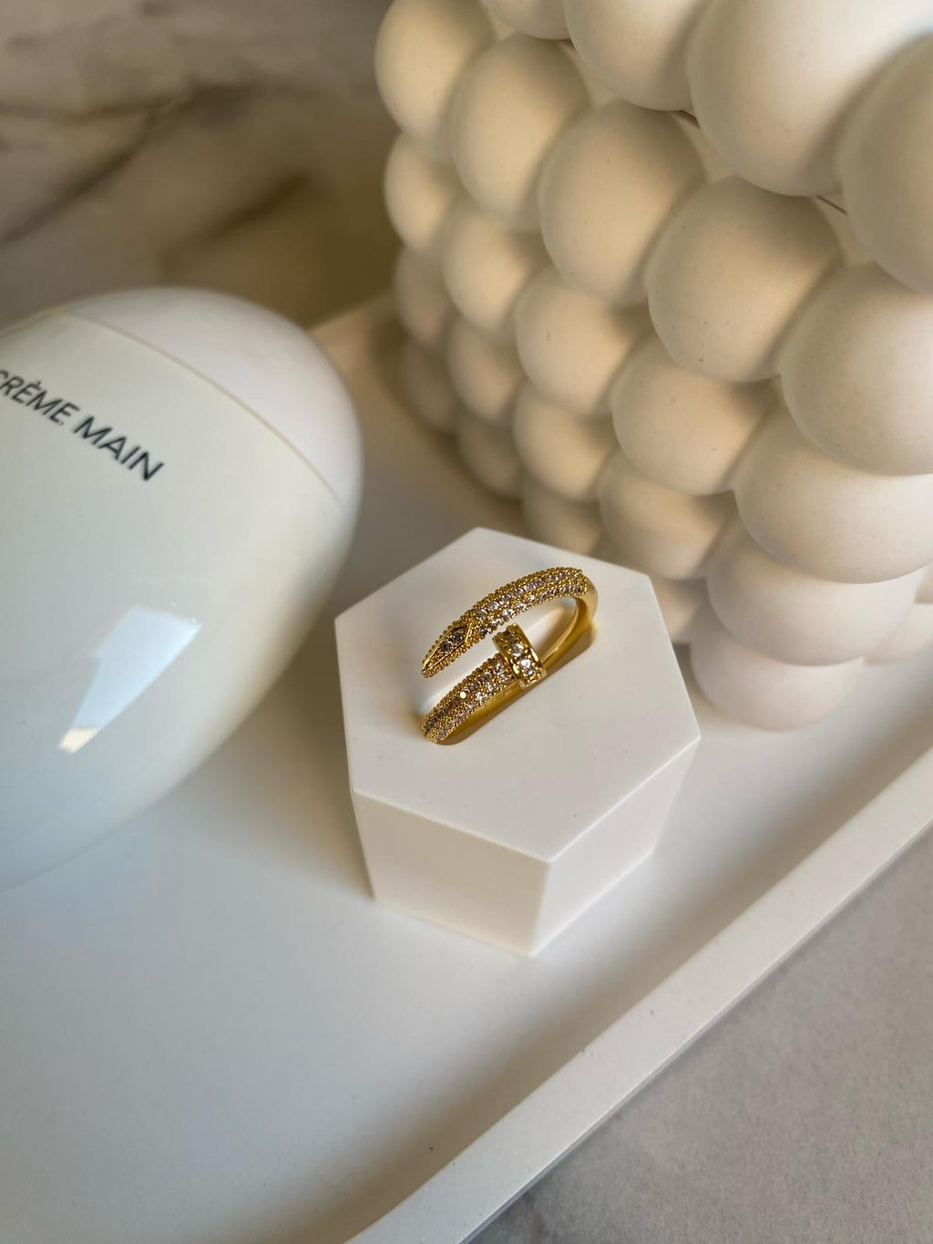 Luxuriöser Goldring in Nageloptik mit Zirkoniasteinen