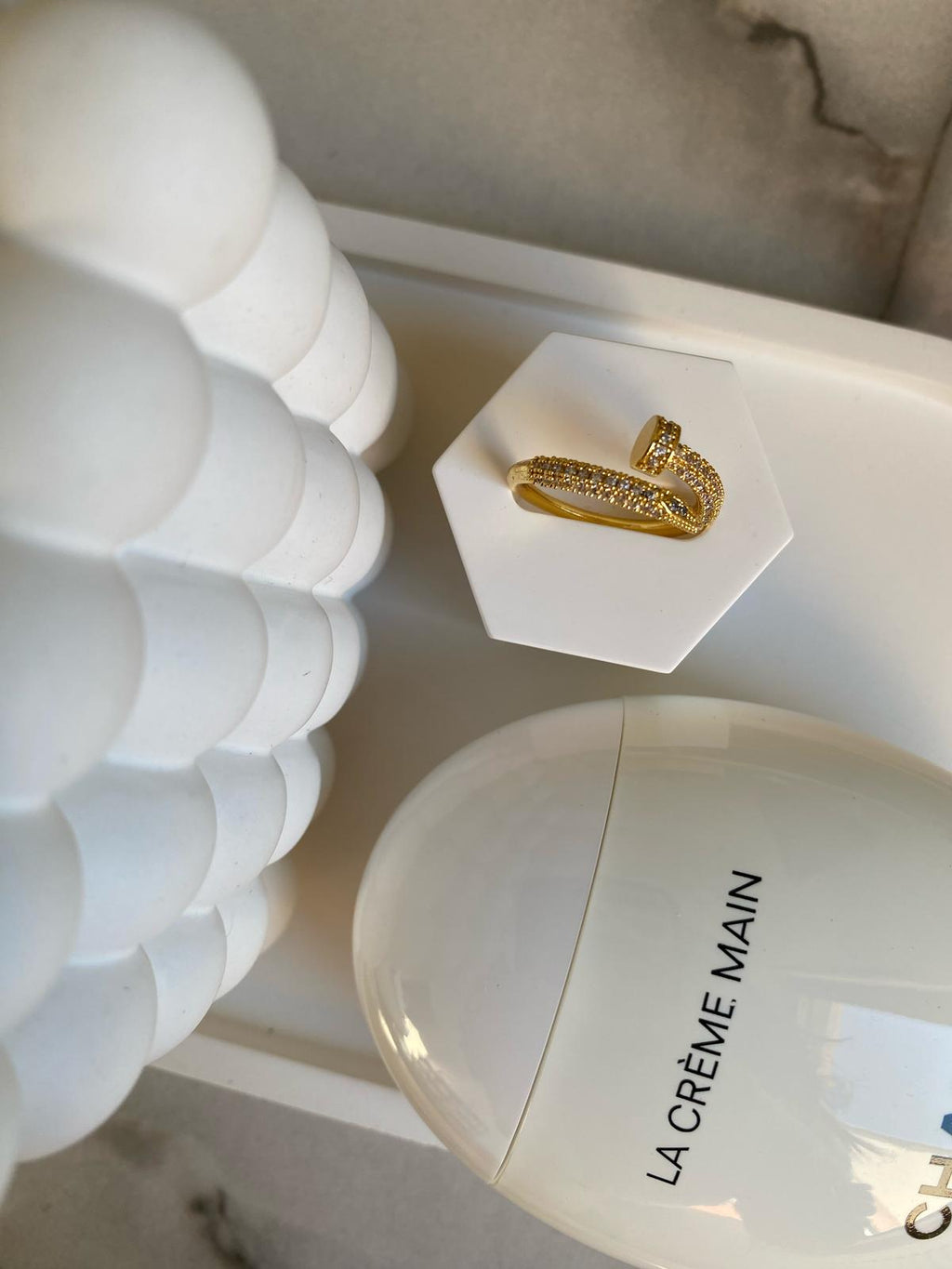 Luxuriöser Goldring in Nageloptik mit Zirkoniasteinen