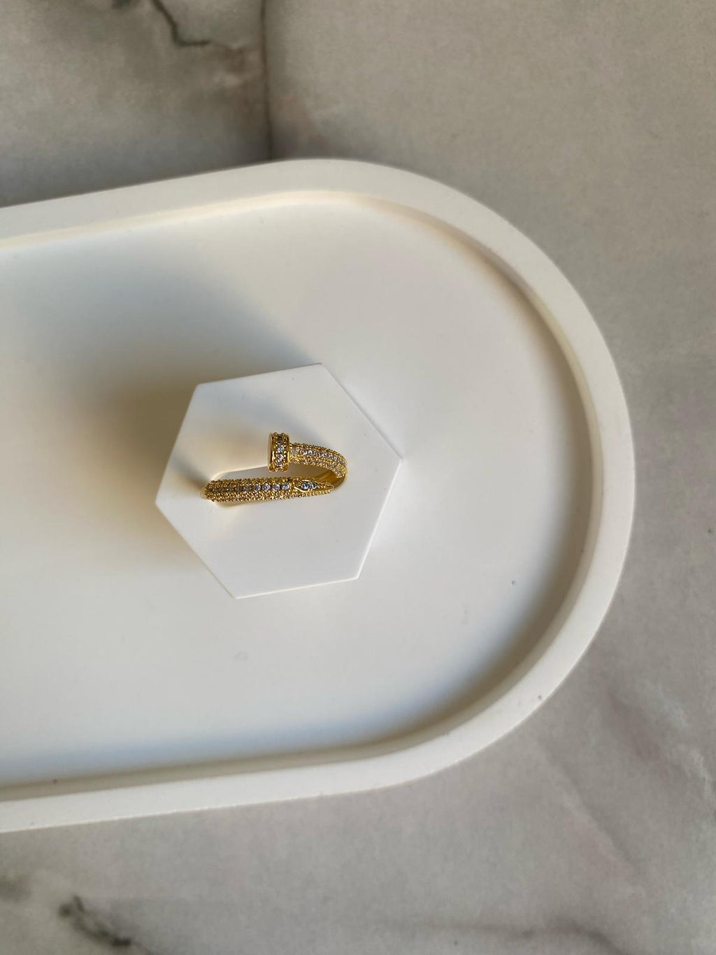Luxuriöser Goldring in Nageloptik mit Zirkoniasteinen