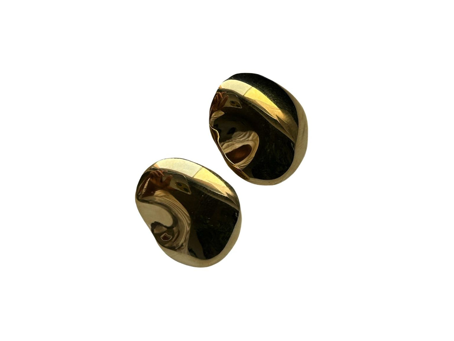 Elegante goldene Ohrringe in Tropfenform